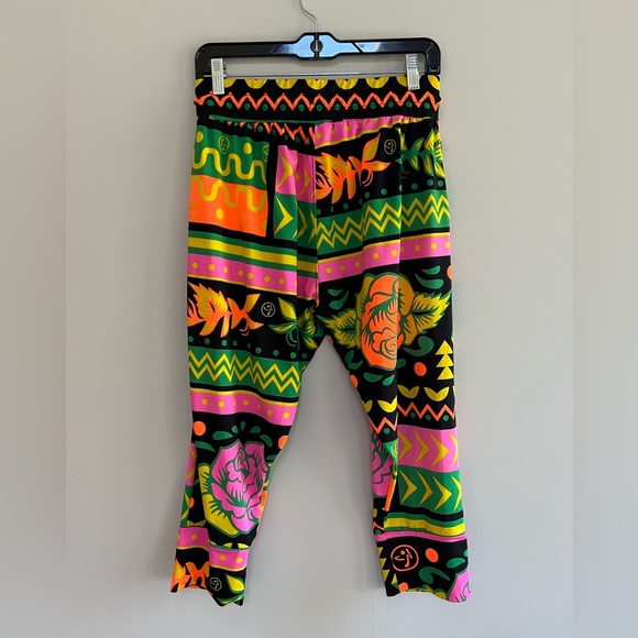 Zumba Dance Tribe Capri Harem Pants in Groovin Green, size Small / Spicy - Picture 4 of 12
